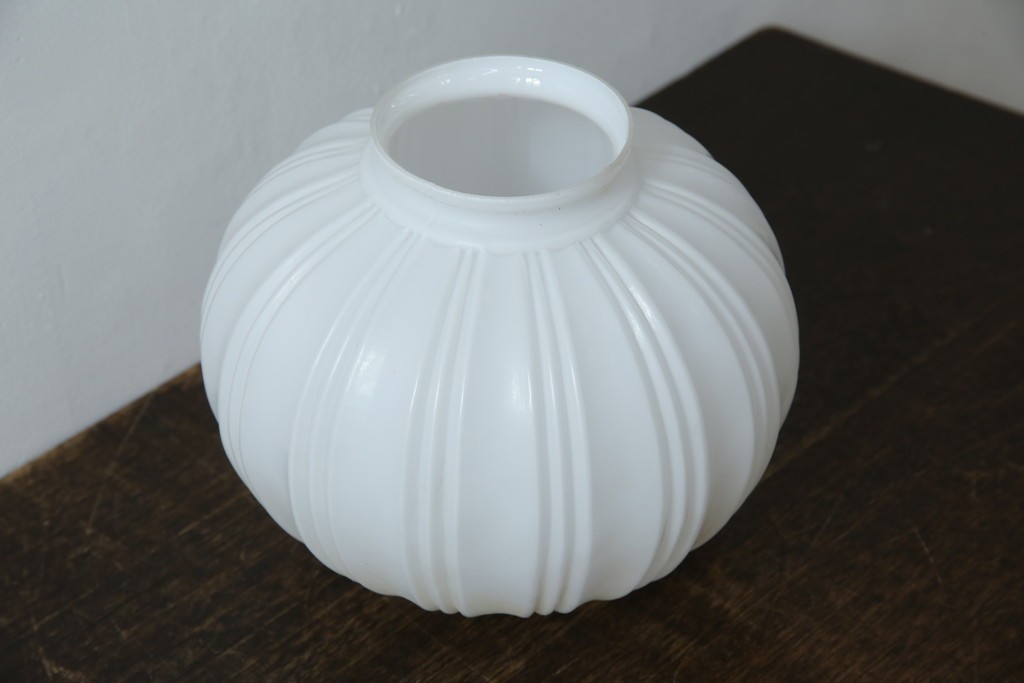 《引っ掛けシーリング式ペンダントライト加工費込み》　和製アンティーク　乳白色の縦筋シェードが上品なぼんぼり型ペンダントライト　(R-085735)