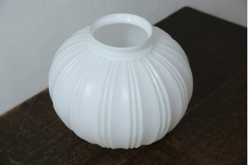 《引っ掛けシーリング式ペンダントライト加工費込み》　和製アンティーク　乳白色の縦筋シェードが上品なぼんぼり型ペンダントライト　(R-085735)