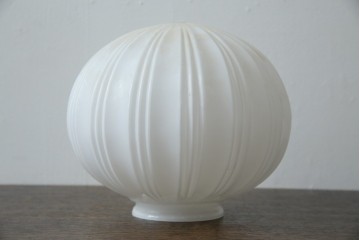 《引っ掛けシーリング式ペンダントライト加工費込み》　和製アンティーク　乳白色の縦筋シェードが上品なぼんぼり型ペンダントライト　(R-085735)