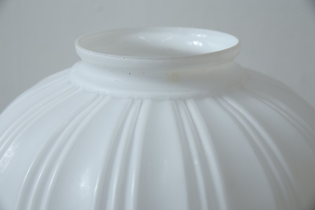 《引っ掛けシーリング式ペンダントライト加工費込み》　和製アンティーク　乳白色の縦筋シェードが上品なぼんぼり型ペンダントライト　(R-085735)