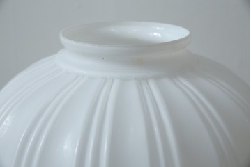 《引っ掛けシーリング式ペンダントライト加工費込み》　和製アンティーク　乳白色の縦筋シェードが上品なぼんぼり型ペンダントライト　(R-085735)