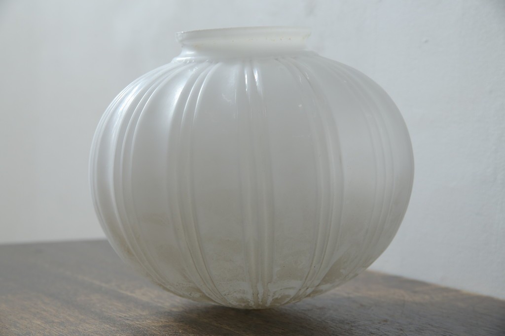 《引っ掛けシーリング式ペンダントライト加工費込み》　和製アンティーク　乳白色の縦筋シェードが上品なぼんぼり型ペンダントライト　(R-085735)