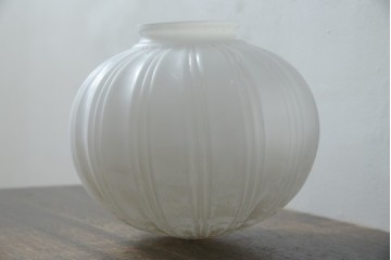 《引っ掛けシーリング式ペンダントライト加工費込み》　和製アンティーク　乳白色の縦筋シェードが上品なぼんぼり型ペンダントライト　(R-085735)