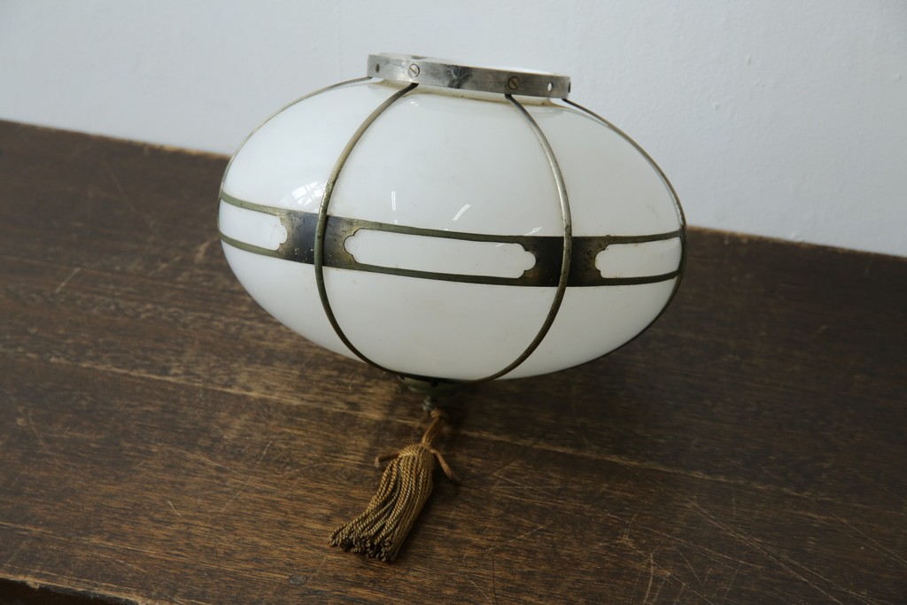 《引っ掛けシーリング式ペンダントライト加工費込み》　和製アンティーク　昭和初期　乳白ガラスに真鍮フレームと房飾りが映えるペンダントライト　(R-085737)