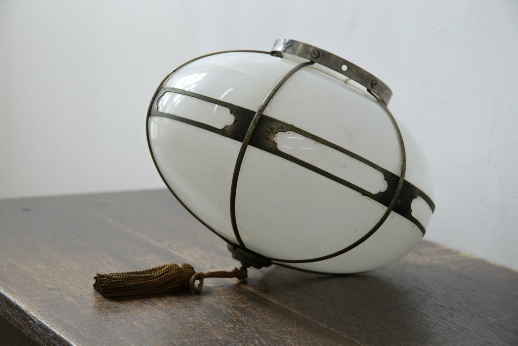 《引っ掛けシーリング式ペンダントライト加工費込み》　和製アンティーク　昭和初期　乳白ガラスに真鍮フレームと房飾りが映えるペンダントライト　(R-085737)