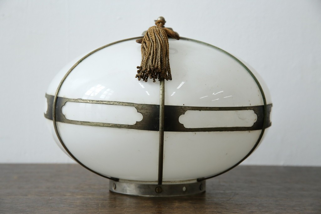 《引っ掛けシーリング式ペンダントライト加工費込み》　和製アンティーク　昭和初期　乳白ガラスに真鍮フレームと房飾りが映えるペンダントライト　(R-085737)