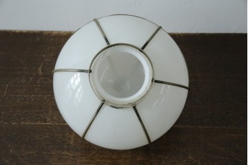 《引っ掛けシーリング式ペンダントライト加工費込み》　和製アンティーク　昭和初期　乳白ガラスに真鍮フレームと房飾りが映えるペンダントライト　(R-085737)