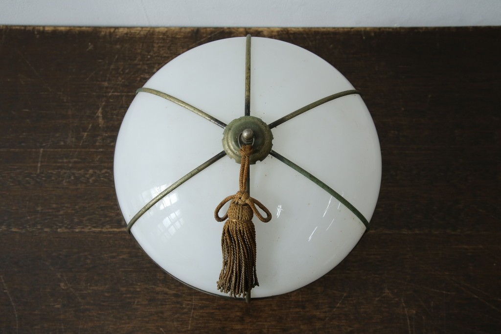 《引っ掛けシーリング式ペンダントライト加工費込み》　和製アンティーク　昭和初期　乳白ガラスに真鍮フレームと房飾りが映えるペンダントライト　(R-085737)