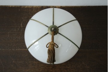 《引っ掛けシーリング式ペンダントライト加工費込み》　和製アンティーク　昭和初期　乳白ガラスに真鍮フレームと房飾りが映えるペンダントライト　(R-085737)