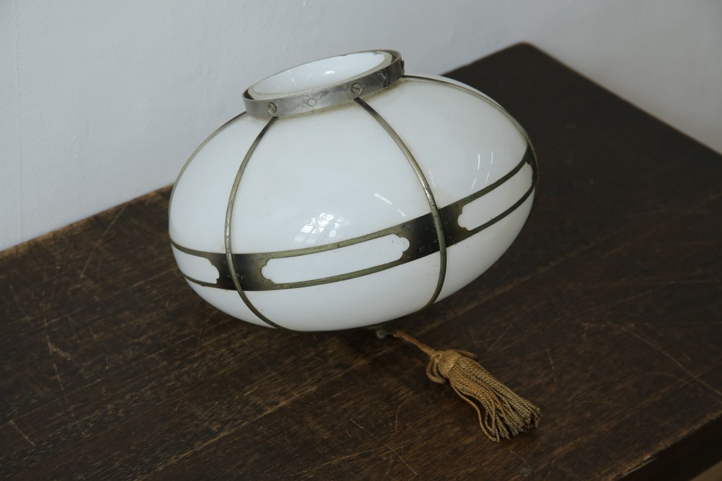 《引っ掛けシーリング式ペンダントライト加工費込み》　和製アンティーク　昭和初期　乳白ガラスに真鍮フレームと房飾りが映えるペンダントライト　(R-085737)