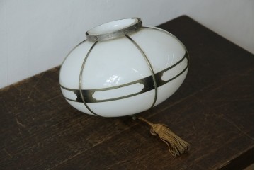 《引っ掛けシーリング式ペンダントライト加工費込み》　和製アンティーク　昭和初期　乳白ガラスに真鍮フレームと房飾りが映えるペンダントライト　(R-085737)