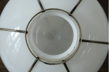 《引っ掛けシーリング式ペンダントライト加工費込み》　和製アンティーク　昭和初期　乳白ガラスに真鍮フレームと房飾りが映えるペンダントライト　(R-085737)