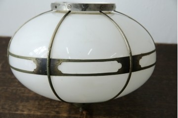 《引っ掛けシーリング式ペンダントライト加工費込み》　和製アンティーク　昭和初期　乳白ガラスに真鍮フレームと房飾りが映えるペンダントライト　(R-085737)