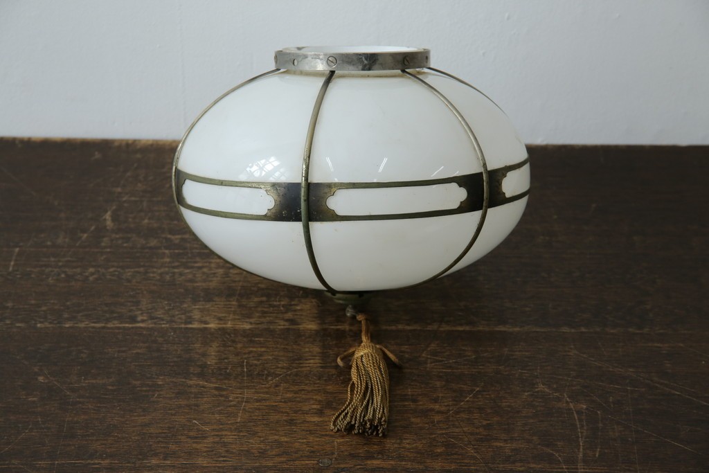 《引っ掛けシーリング式ペンダントライト加工費込み》　和製アンティーク　昭和初期　乳白ガラスに真鍮フレームと房飾りが映えるペンダントライト　(R-085737)