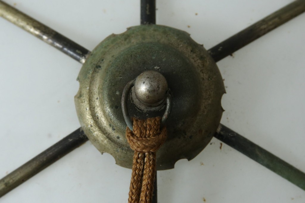 《引っ掛けシーリング式ペンダントライト加工費込み》　和製アンティーク　昭和初期　乳白ガラスに真鍮フレームと房飾りが映えるペンダントライト　(R-085737)