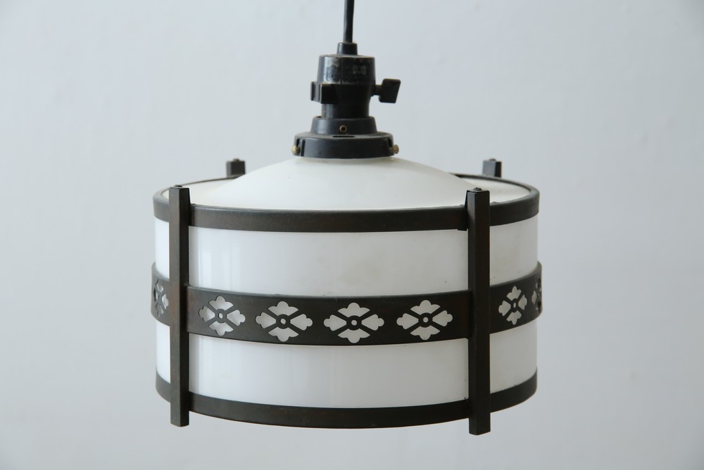 和製アンティーク　真鍮飾りの透かし模様がアクセントのペンダントライト　(R-085739)