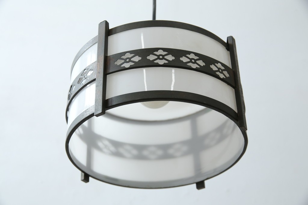 和製アンティーク　真鍮飾りの透かし模様がアクセントのペンダントライト　(R-085739)