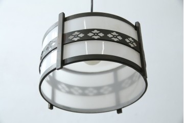 和製アンティーク　真鍮飾りの透かし模様がアクセントのペンダントライト　(R-085739)