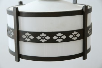 和製アンティーク　真鍮飾りの透かし模様がアクセントのペンダントライト　(R-085739)