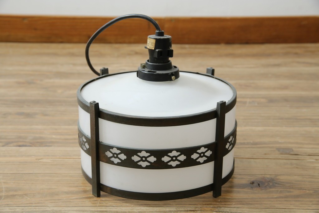 和製アンティーク　真鍮飾りの透かし模様がアクセントのペンダントライト　(R-085739)