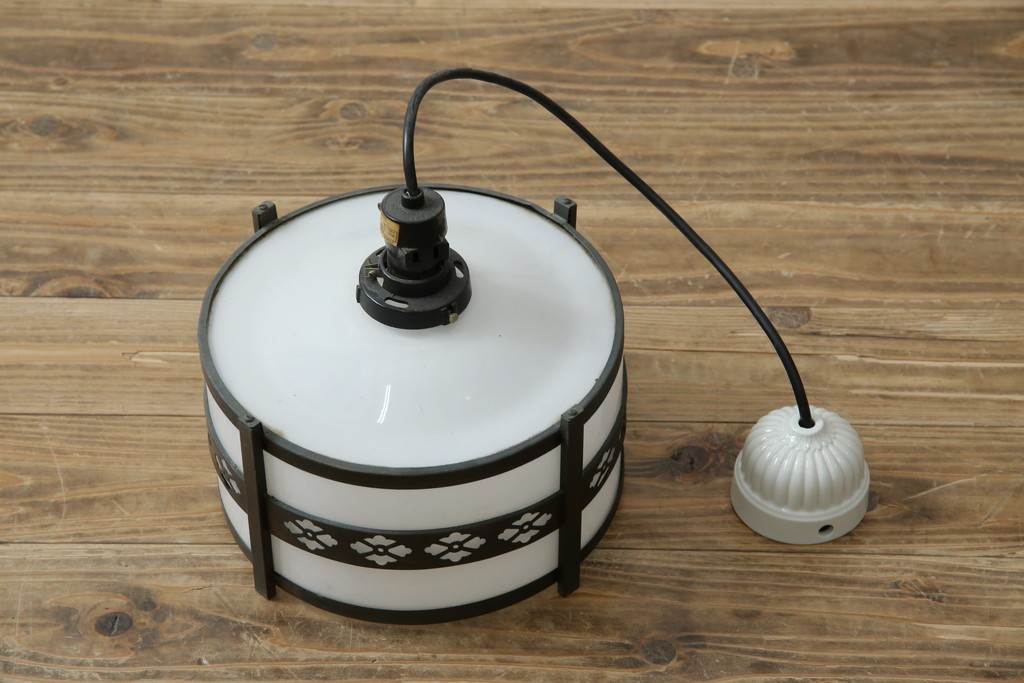 和製アンティーク　真鍮飾りの透かし模様がアクセントのペンダントライト　(R-085739)