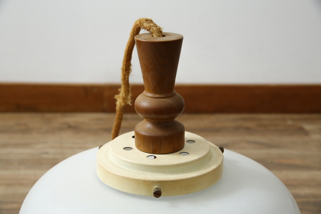 デンマークヴィンテージ　特大!!　チーク材の飾りとふくよかなフォルムが魅力のペンダントライト　(R-085740)