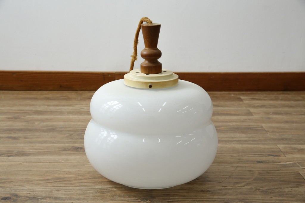 デンマークヴィンテージ　特大!!　チーク材の飾りとふくよかなフォルムが魅力のペンダントライト　(R-085740)