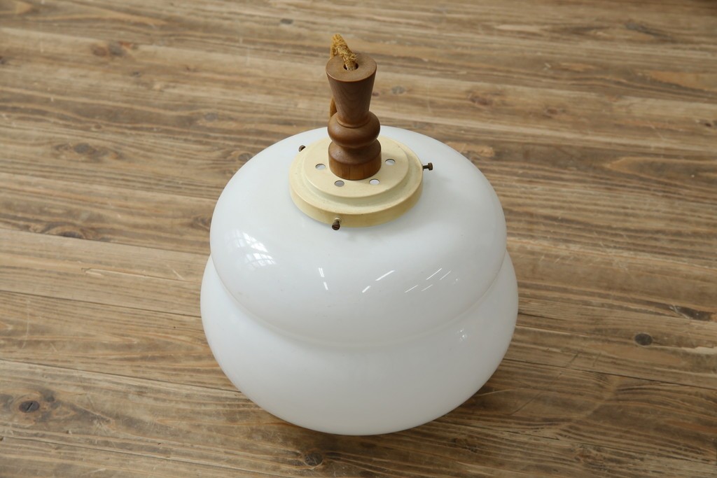 デンマークヴィンテージ　特大!!　チーク材の飾りとふくよかなフォルムが魅力のペンダントライト　(R-085740)