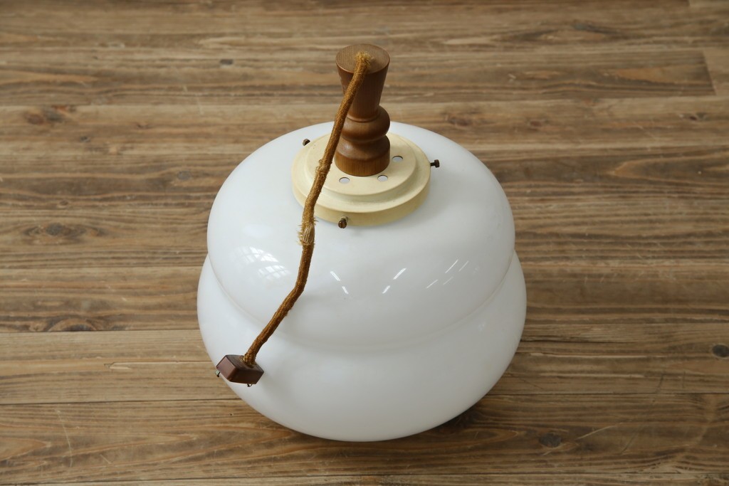 デンマークヴィンテージ　特大!!　チーク材の飾りとふくよかなフォルムが魅力のペンダントライト　(R-085740)