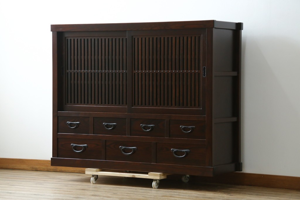 中古　美品　タモ材　落ち着いた佇まいで空間に取り入れやすい水屋箪笥　(R-085741)