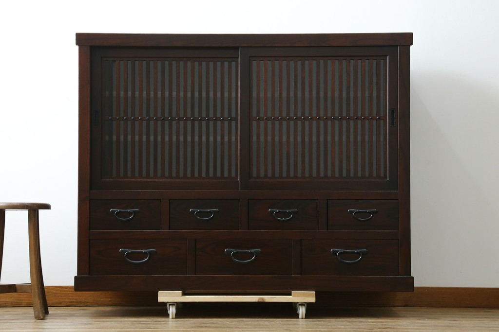 中古　美品　タモ材　落ち着いた佇まいで空間に取り入れやすい水屋箪笥　(R-085741)