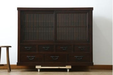 中古　美品　タモ材　落ち着いた佇まいで空間に取り入れやすい水屋箪笥　(R-085741)