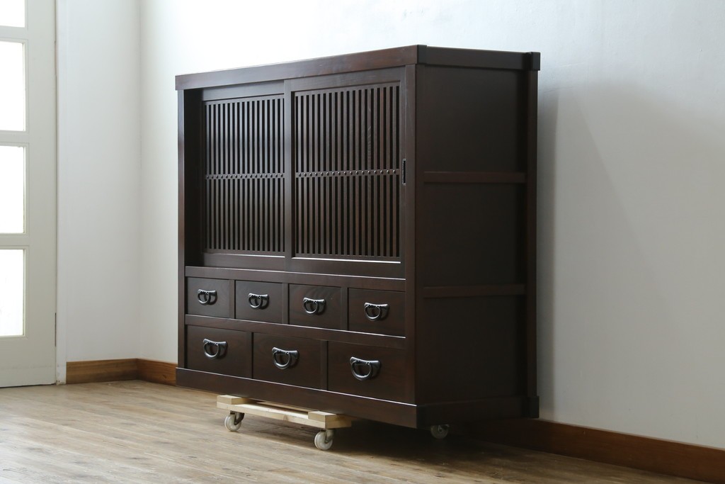 中古　美品　タモ材　落ち着いた佇まいで空間に取り入れやすい水屋箪笥　(R-085741)