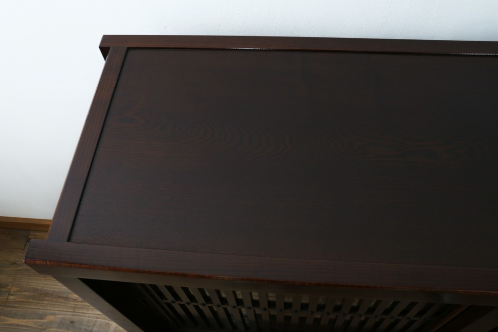 中古　美品　タモ材　落ち着いた佇まいで空間に取り入れやすい水屋箪笥　(R-085741)