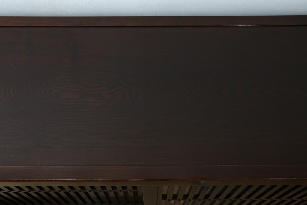 中古　美品　タモ材　落ち着いた佇まいで空間に取り入れやすい水屋箪笥　(R-085741)