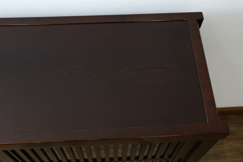 中古　美品　タモ材　落ち着いた佇まいで空間に取り入れやすい水屋箪笥　(R-085741)