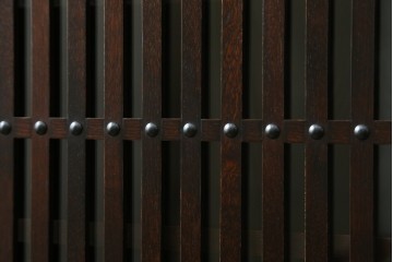 中古　美品　タモ材　落ち着いた佇まいで空間に取り入れやすい水屋箪笥　(R-085741)