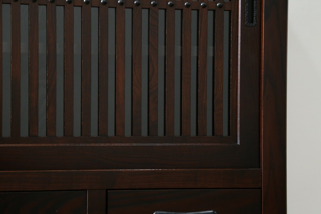 中古　美品　タモ材　落ち着いた佇まいで空間に取り入れやすい水屋箪笥　(R-085741)