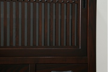 中古　美品　タモ材　落ち着いた佇まいで空間に取り入れやすい水屋箪笥　(R-085741)