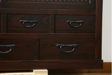 中古　美品　タモ材　落ち着いた佇まいで空間に取り入れやすい水屋箪笥　(R-085741)