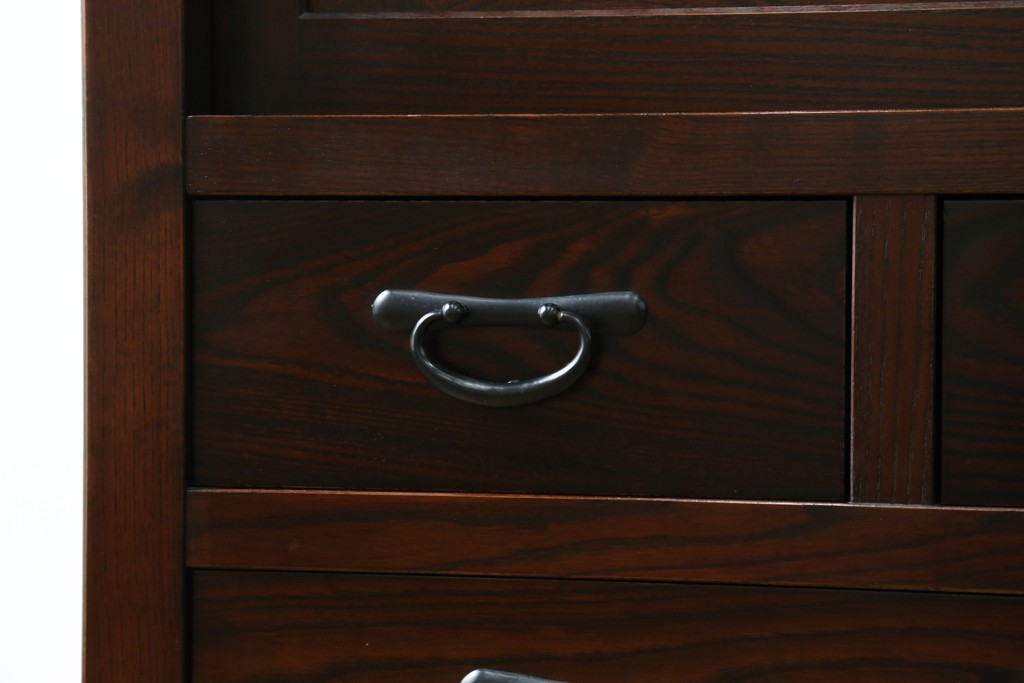 中古　美品　タモ材　落ち着いた佇まいで空間に取り入れやすい水屋箪笥　(R-085741)