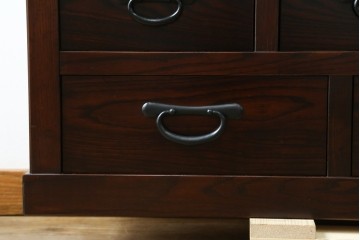 中古　美品　タモ材　落ち着いた佇まいで空間に取り入れやすい水屋箪笥　(R-085741)