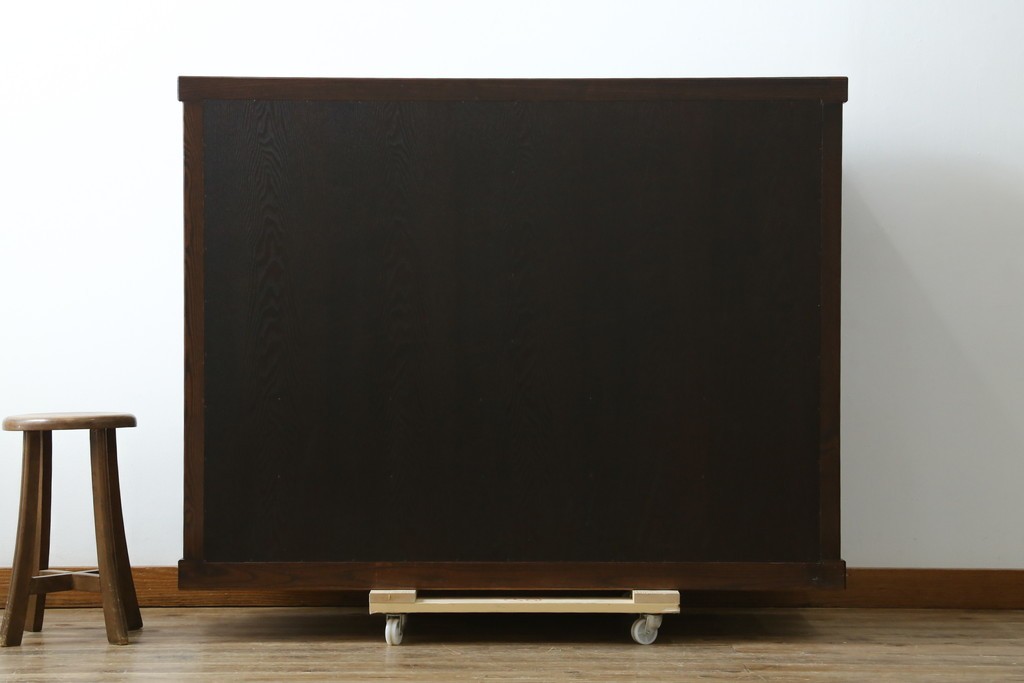 中古　美品　タモ材　落ち着いた佇まいで空間に取り入れやすい水屋箪笥　(R-085741)