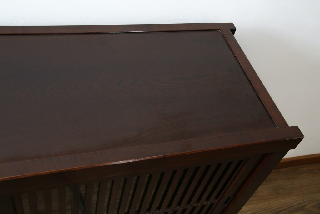 中古　美品　タモ材　落ち着いた佇まいで空間に取り入れやすい水屋箪笥　(R-085741)