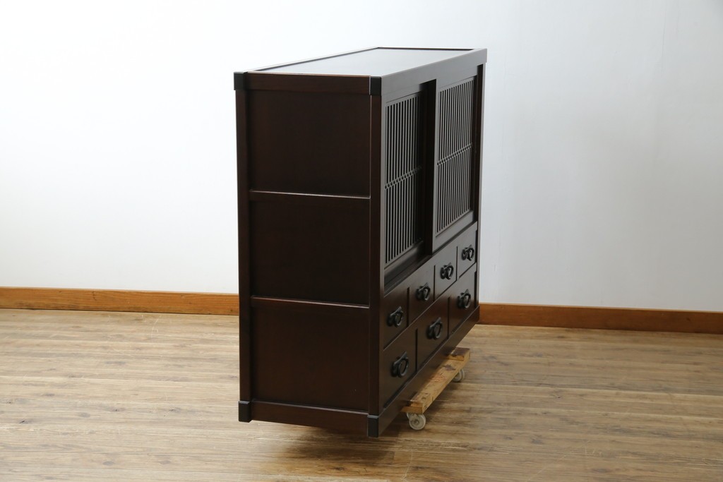 中古　美品　タモ材　落ち着いた佇まいで空間に取り入れやすい水屋箪笥　(R-085741)