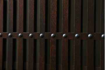 中古　美品　タモ材　落ち着いた佇まいで空間に取り入れやすい水屋箪笥　(R-085741)