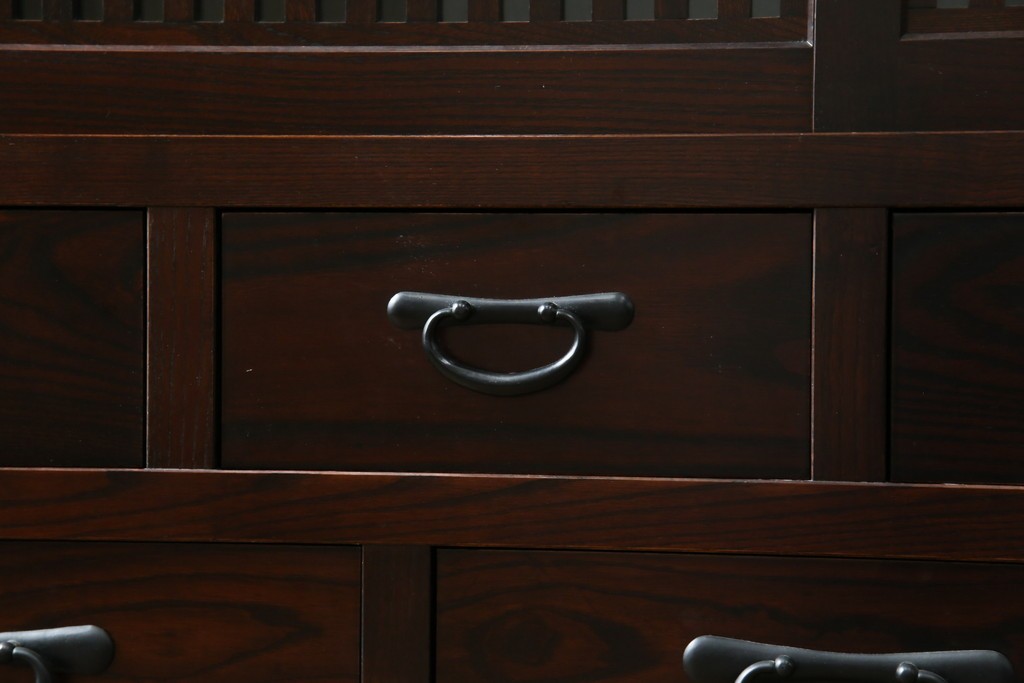 中古　美品　タモ材　落ち着いた佇まいで空間に取り入れやすい水屋箪笥　(R-085741)