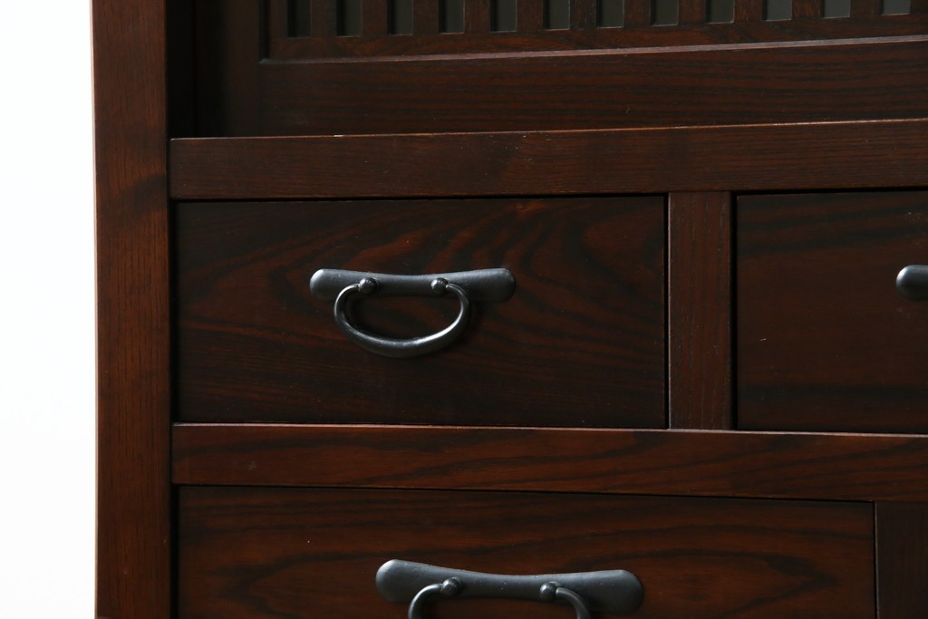 中古　美品　タモ材　落ち着いた佇まいで空間に取り入れやすい水屋箪笥　(R-085741)