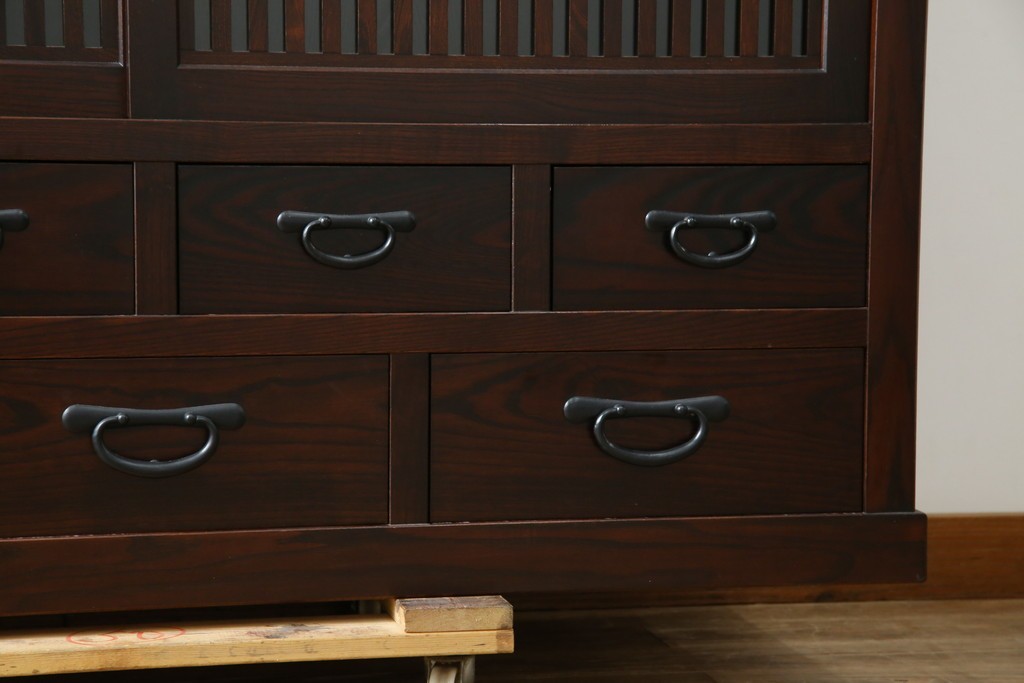 中古　美品　タモ材　落ち着いた佇まいで空間に取り入れやすい水屋箪笥　(R-085741)