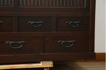 中古　美品　タモ材　落ち着いた佇まいで空間に取り入れやすい水屋箪笥　(R-085741)